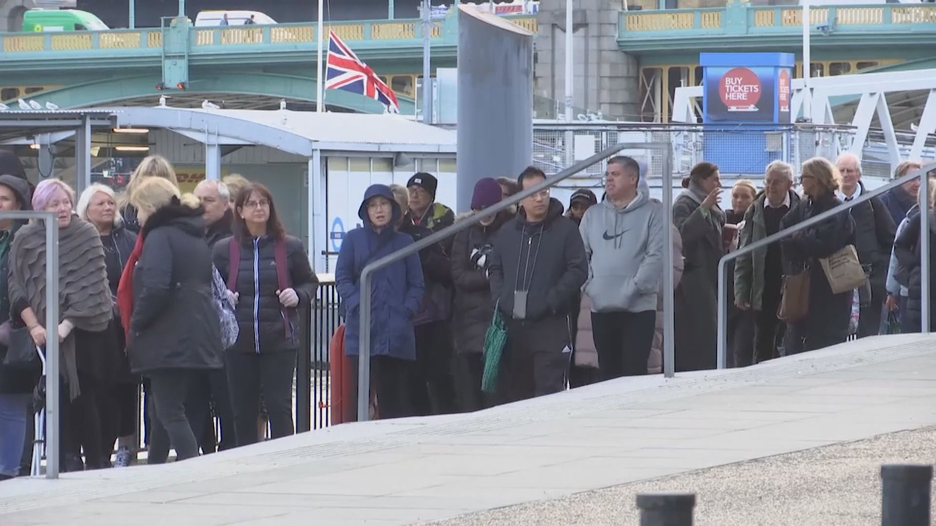 等候悼念英女王的民眾太多　當局宣布要「截龍」最少六小時