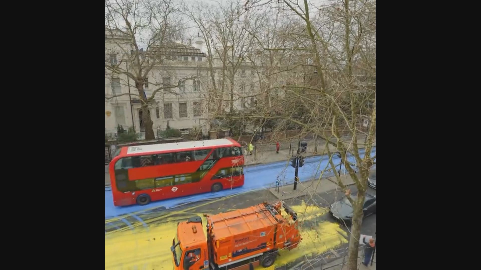 團體在俄駐英大使館外潑漆化為烏克蘭國旗