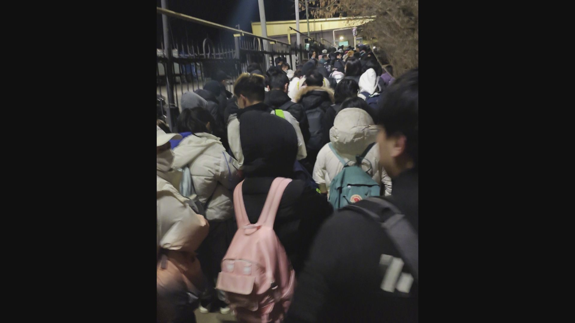 首批從烏克蘭撤離的中國公民抵達摩爾多瓦