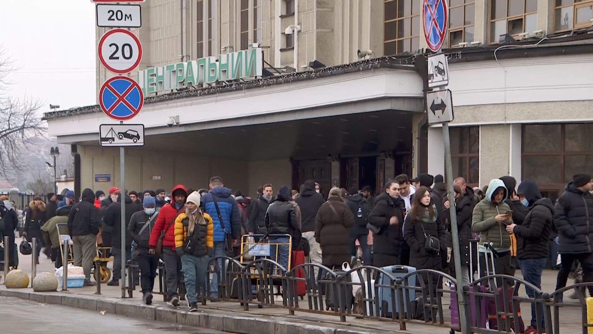 俄軍地面部隊開入烏克蘭　民眾逃離基輔