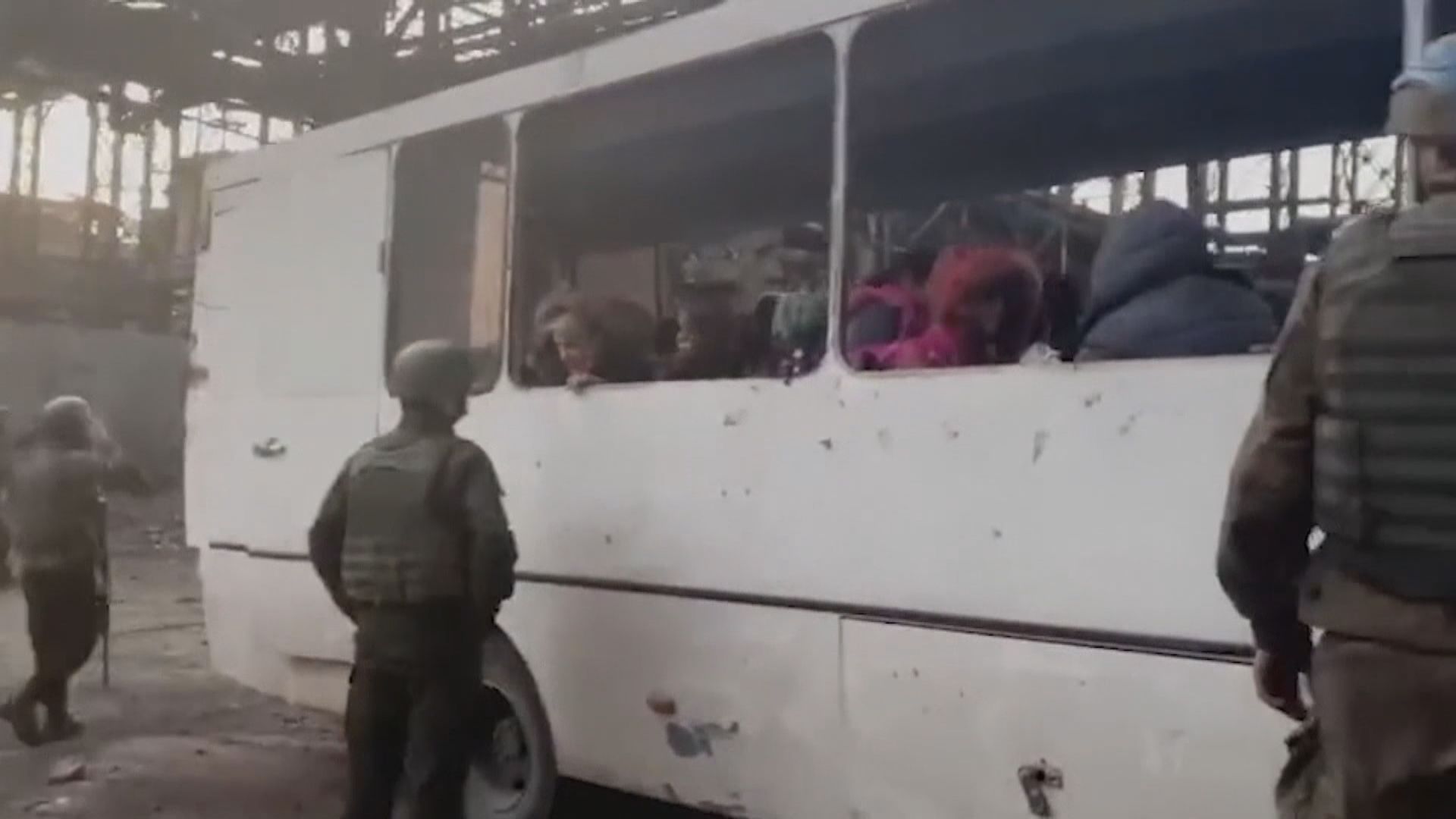 亞速鋼鐵廠百人撤離　烏軍指俄羅斯再次轟炸鋼鐵廠