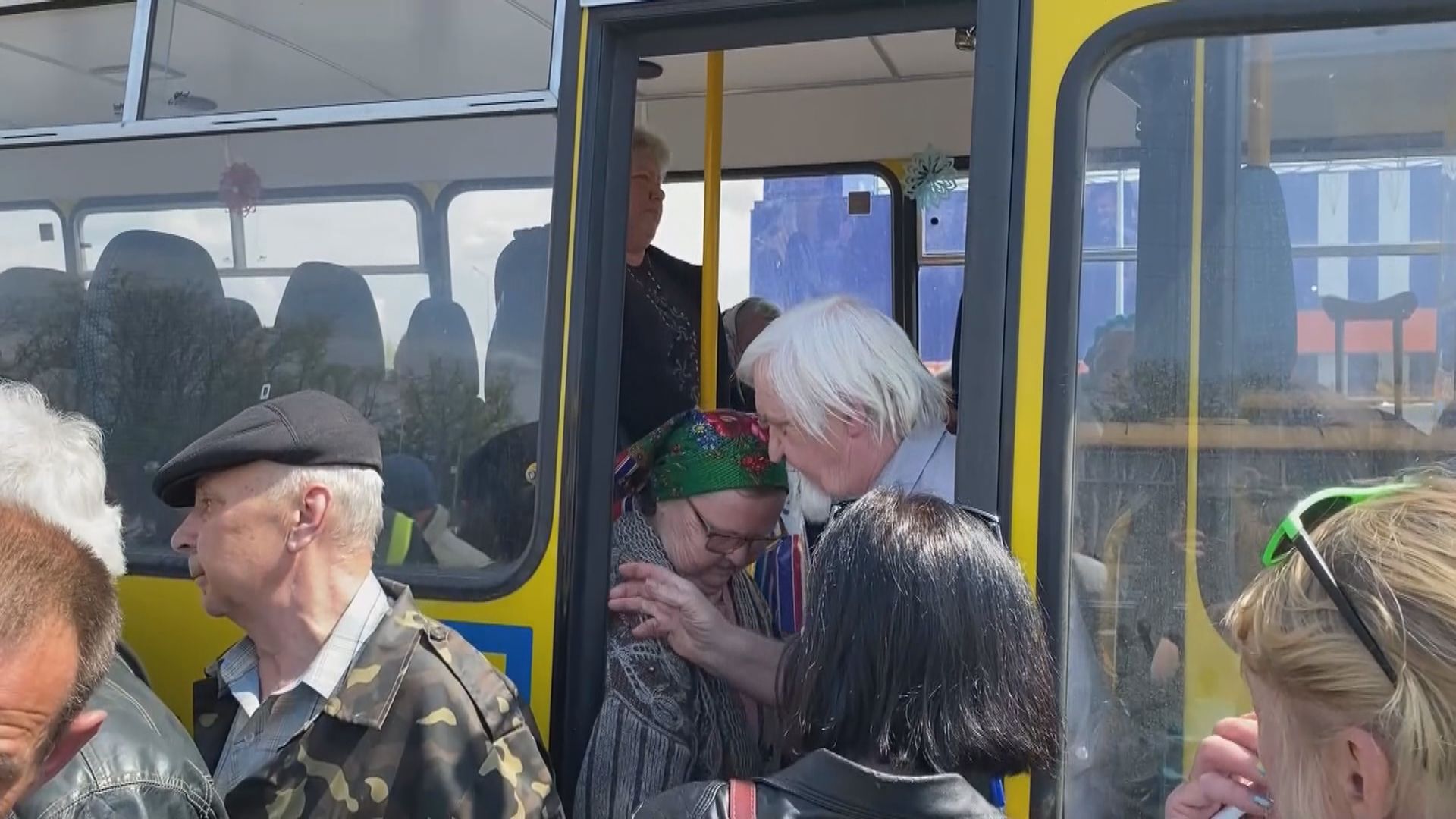 從馬里烏波爾撤離平民抵達扎波羅熱