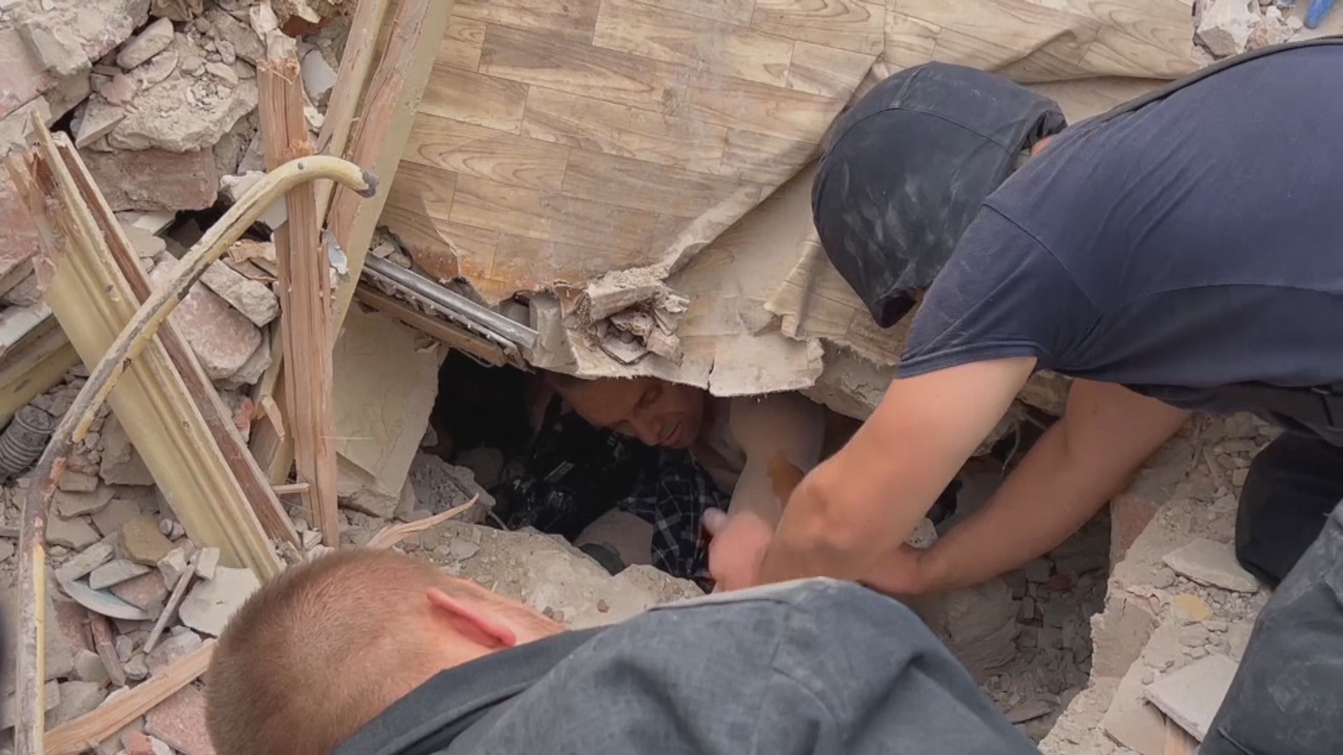 烏克蘭東部民居遭俄軍火箭攻擊　至少15人喪生