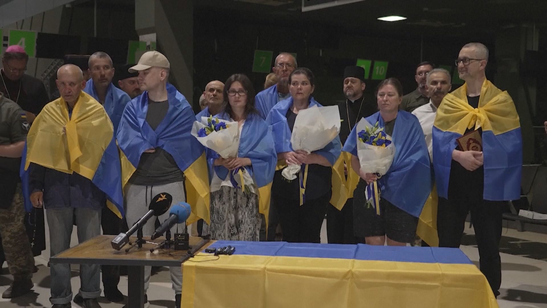 十名被扣押多年烏克蘭戰俘獲釋抵達基輔