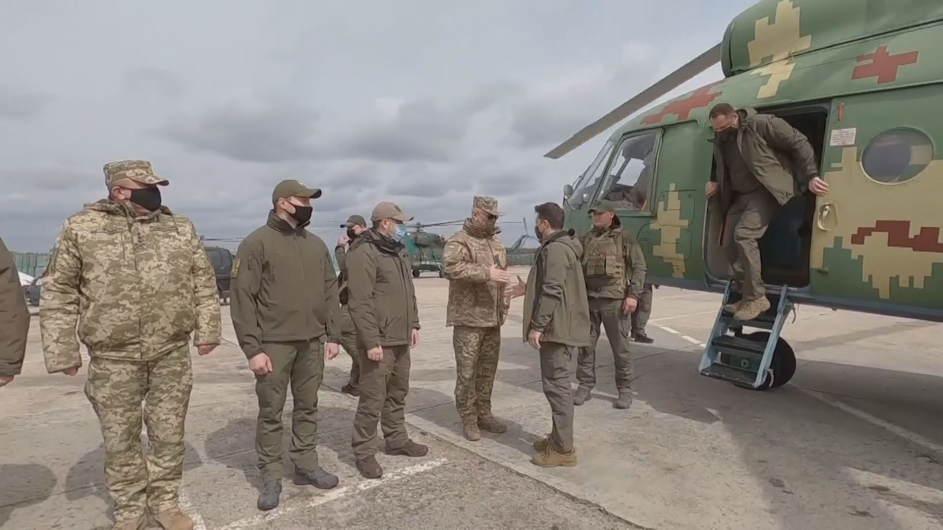 俄烏軍隊集結　烏克蘭總統到烏東衝突地區視察