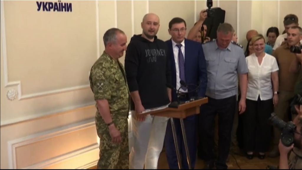 俄記者裝死圖引出死亡威脅黑手