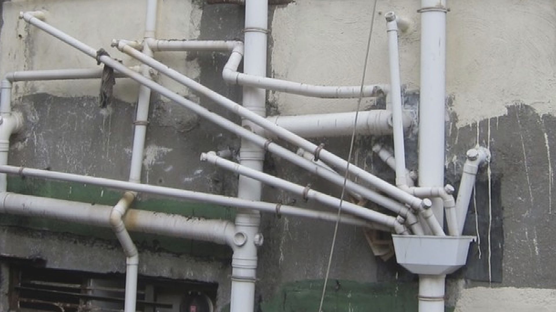 市建局今年為300幢樓宇展開排水系統勘察維修