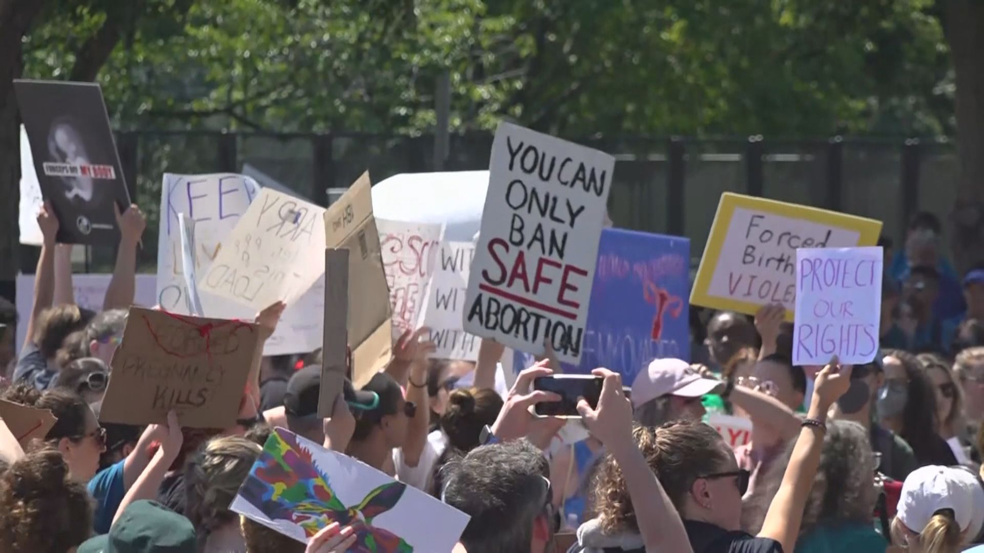 美國續有示威抗議否定女性墮胎憲法權利