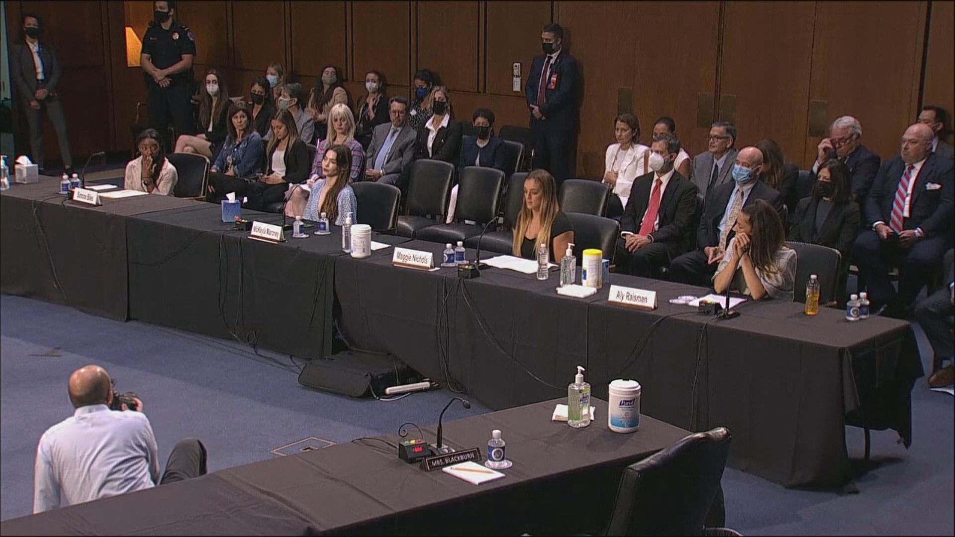 美國體操隊逾九十名性侵受害者　向聯邦調查局索償十億美元