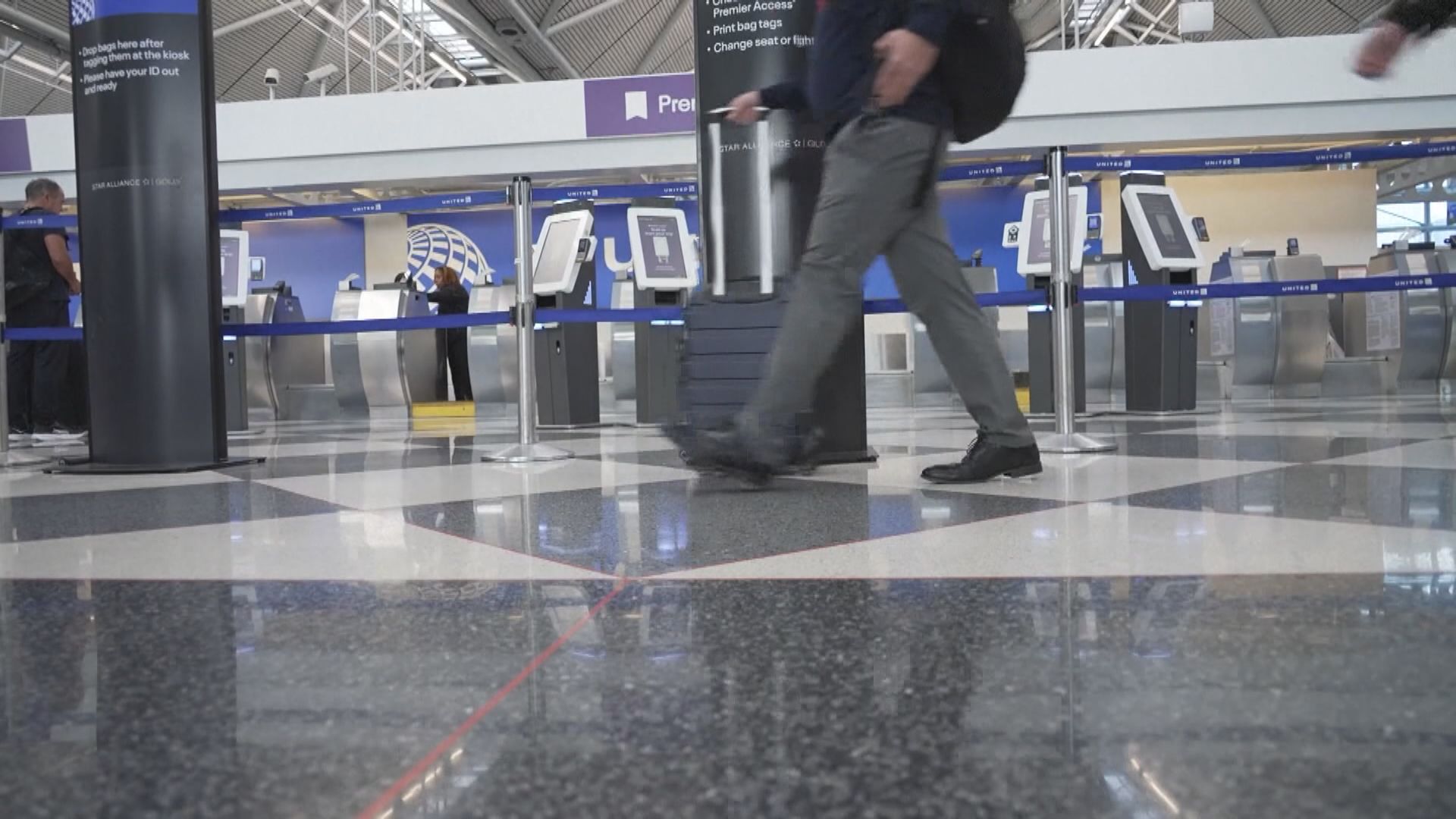 美國聯邦政府停擺｜機場空管人手不足情況惡化　大量航班延誤