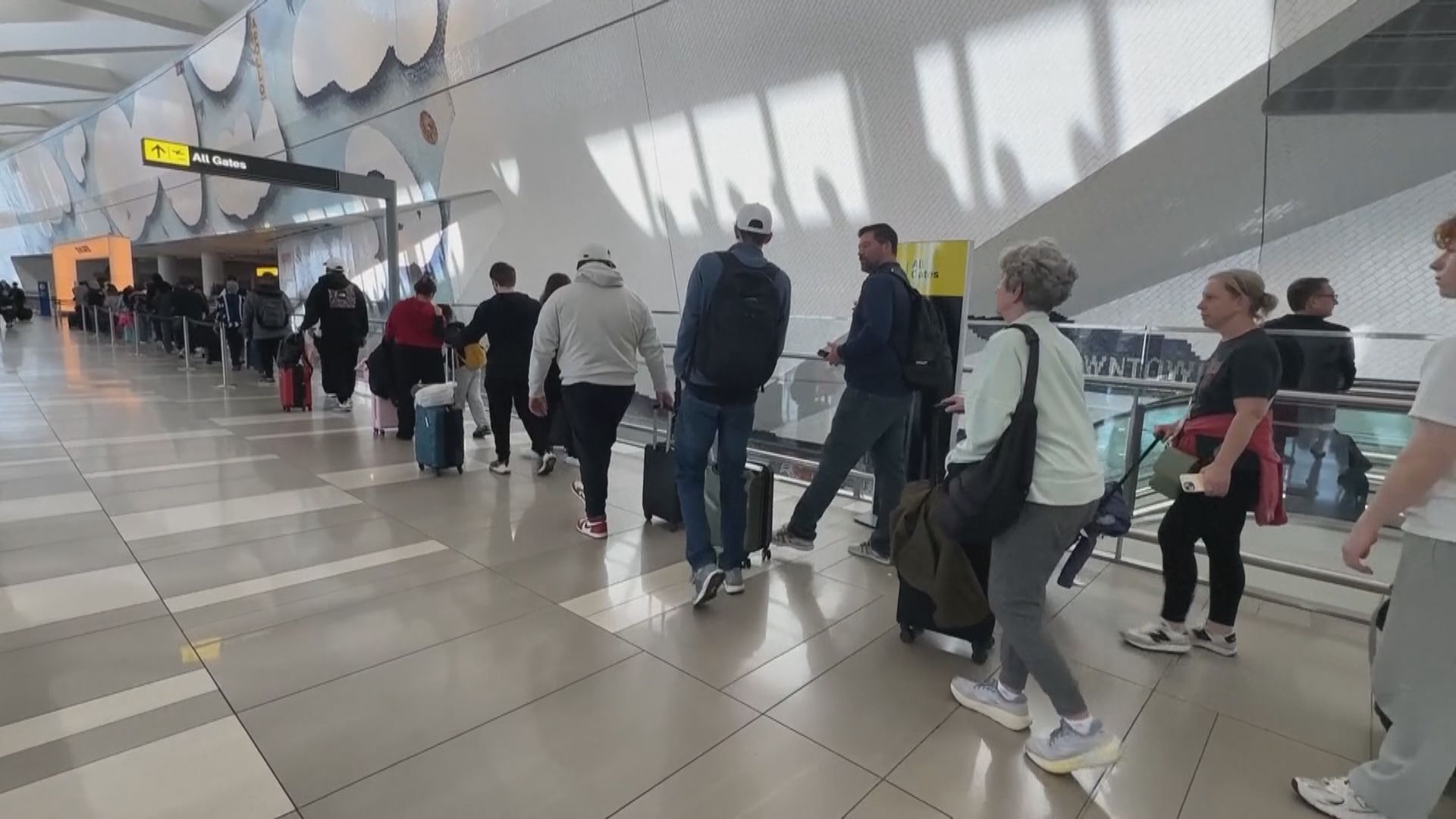 美國安檢人員陸續獲發還欠薪　機場擠塞亂象見改善