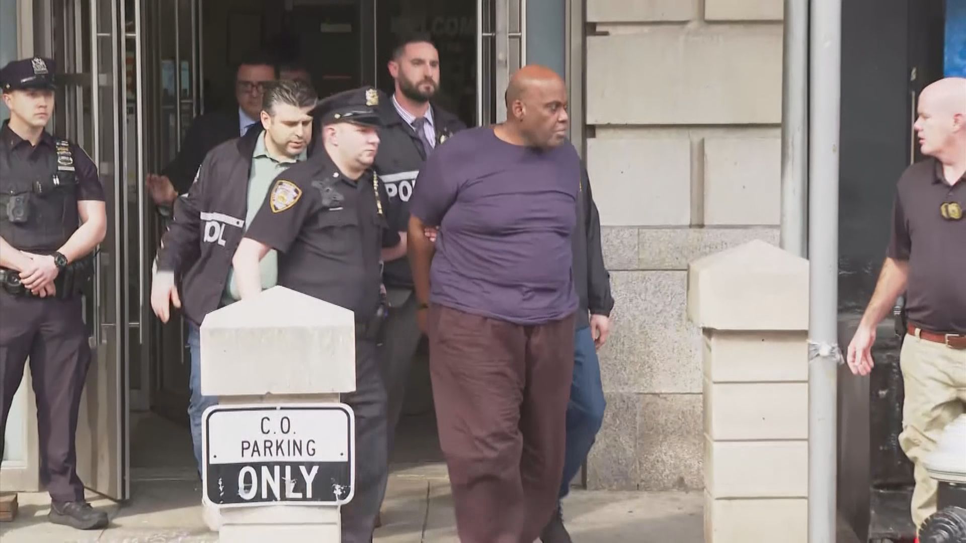 美國紐約地鐵站槍擊案警方拘捕一名62歲疑犯