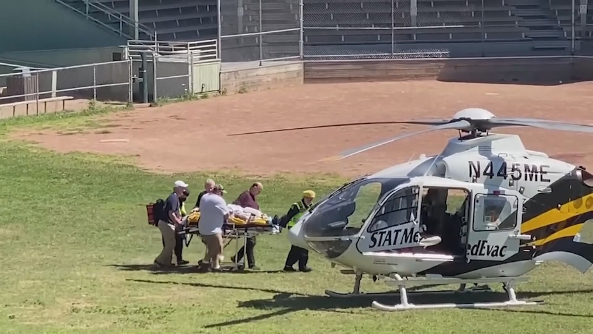 《撒旦詩篇》作者拉什迪紐約遇襲受傷　其中一隻眼或失明