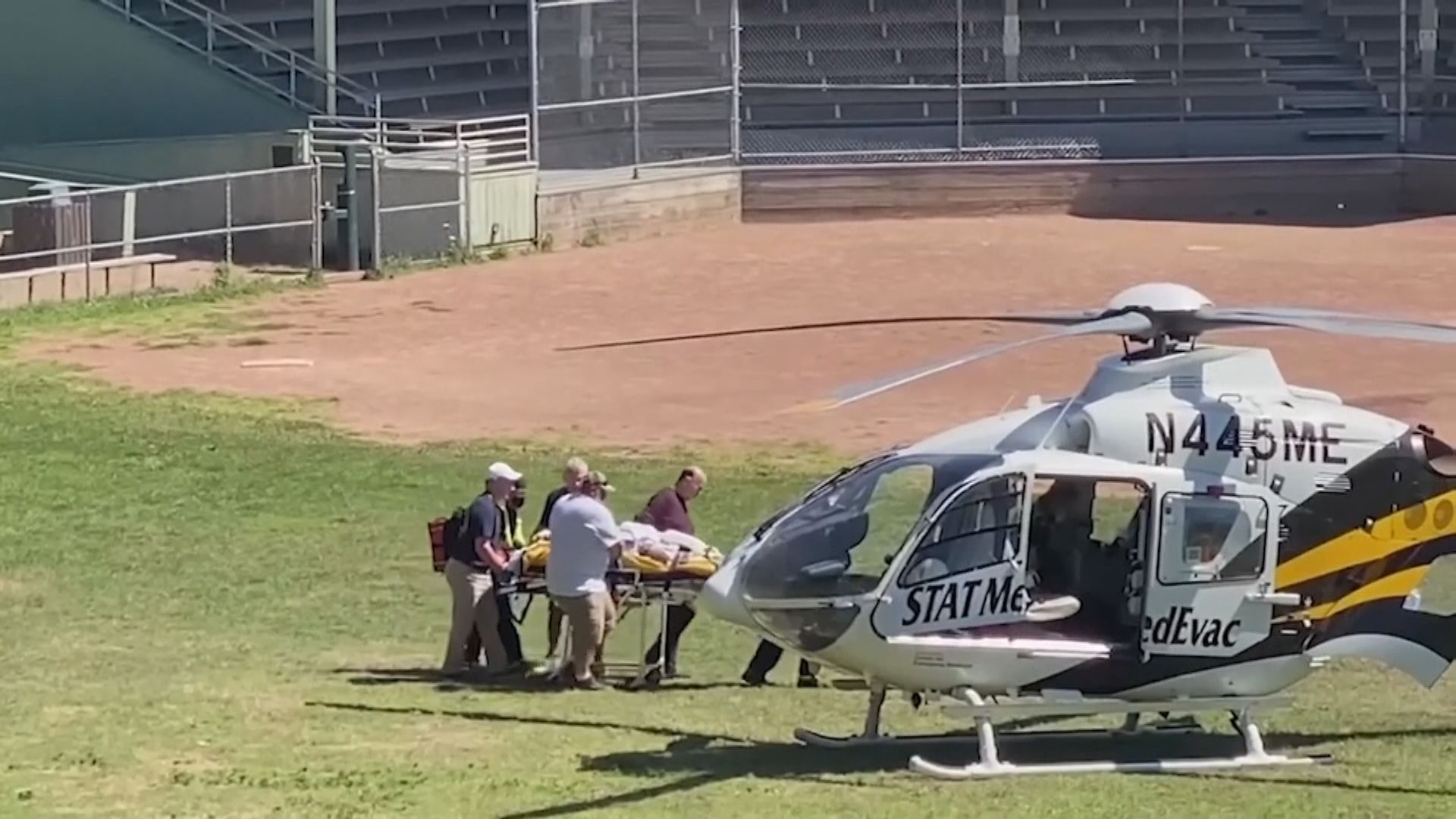 《撒旦詩篇》作者拉什迪紐約遇襲受傷　肝臟和眼受傷要接駁呼吸機