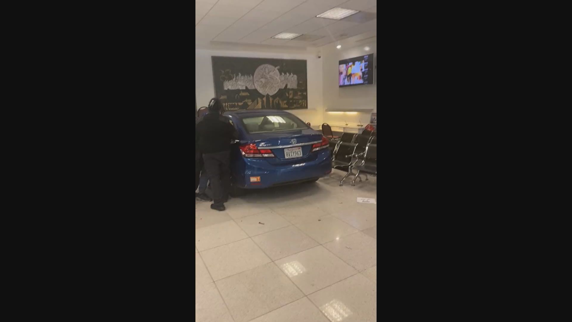 汽車撞入中國駐三藩市總領事館 司機被警員開槍擊斃