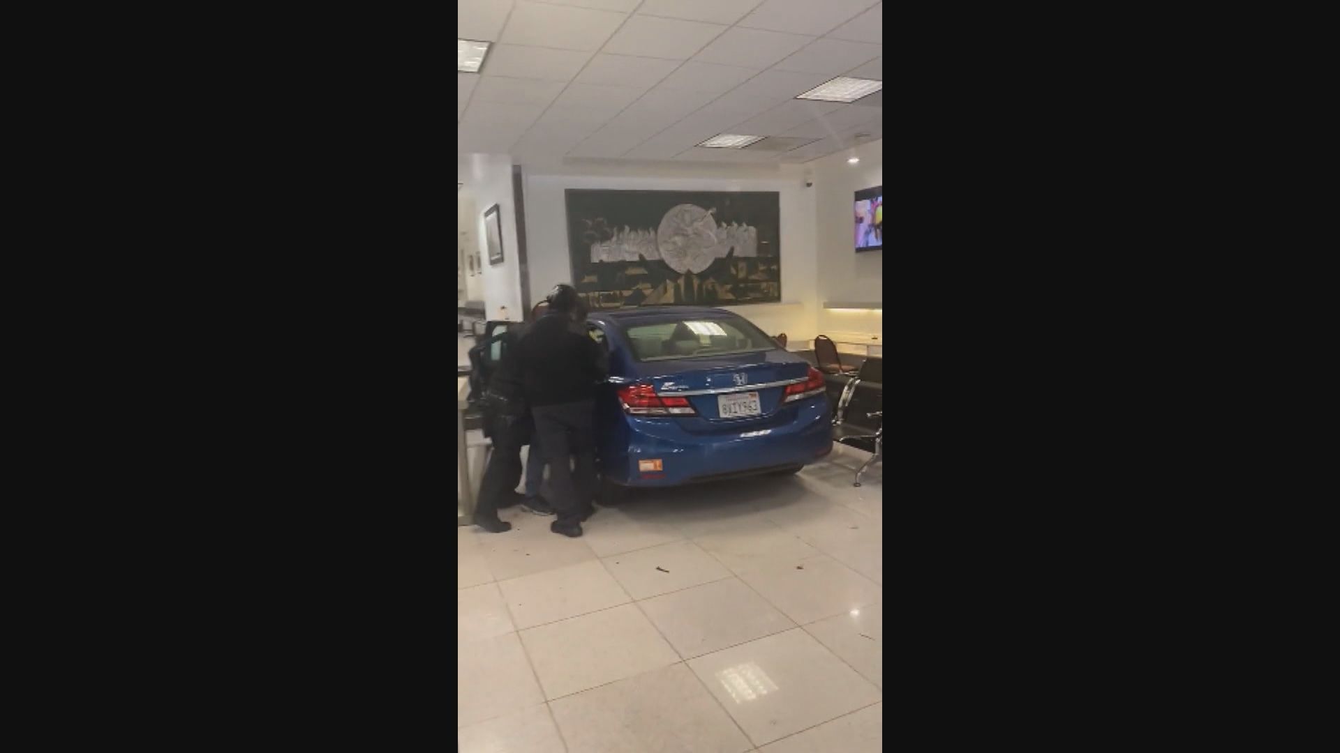 汽車撞入中國駐三藩市總領事館 中方嚴厲譴責暴力襲擊 向美方提出嚴正交涉