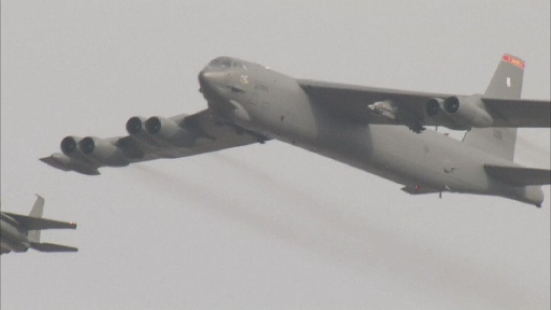 美軍兩轟炸機飛近南海爭議島嶼 