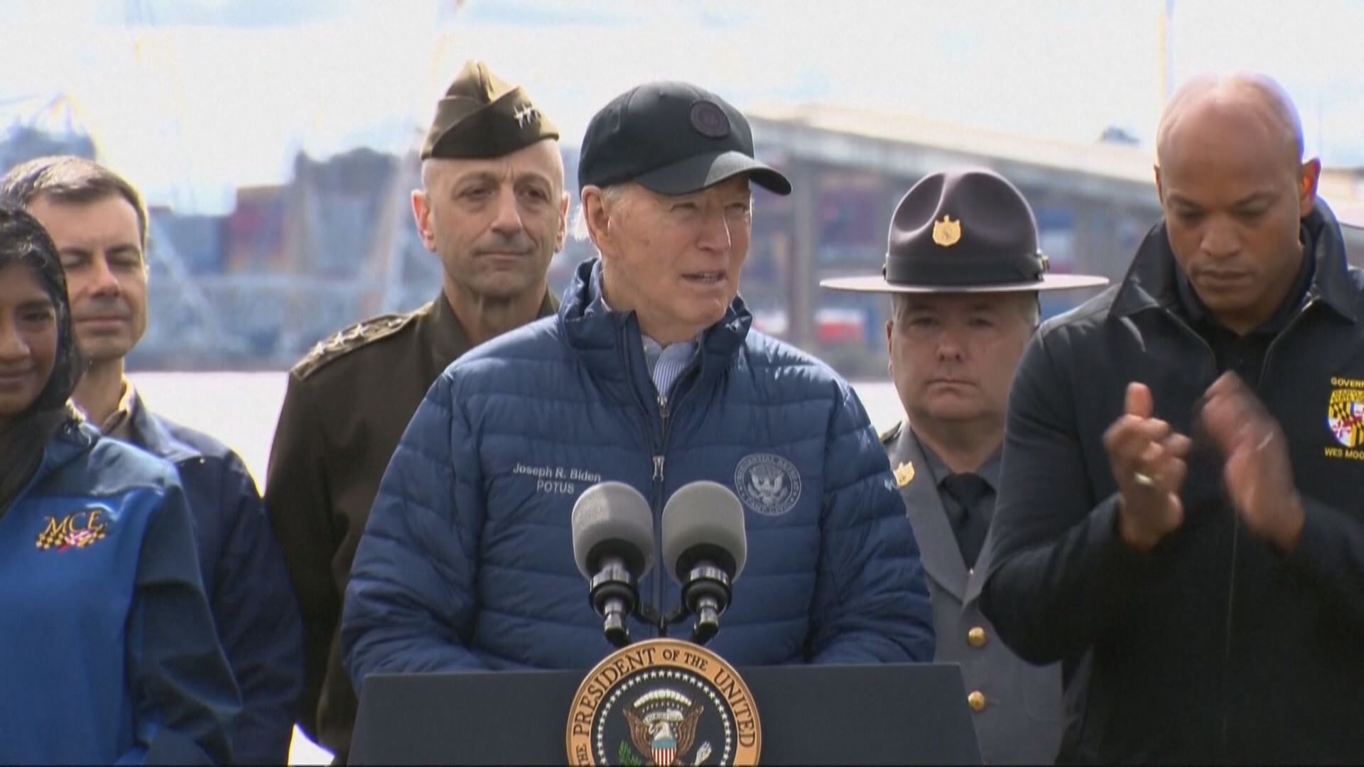 拜登到巴爾的摩塌橋事故現場視察清理進度