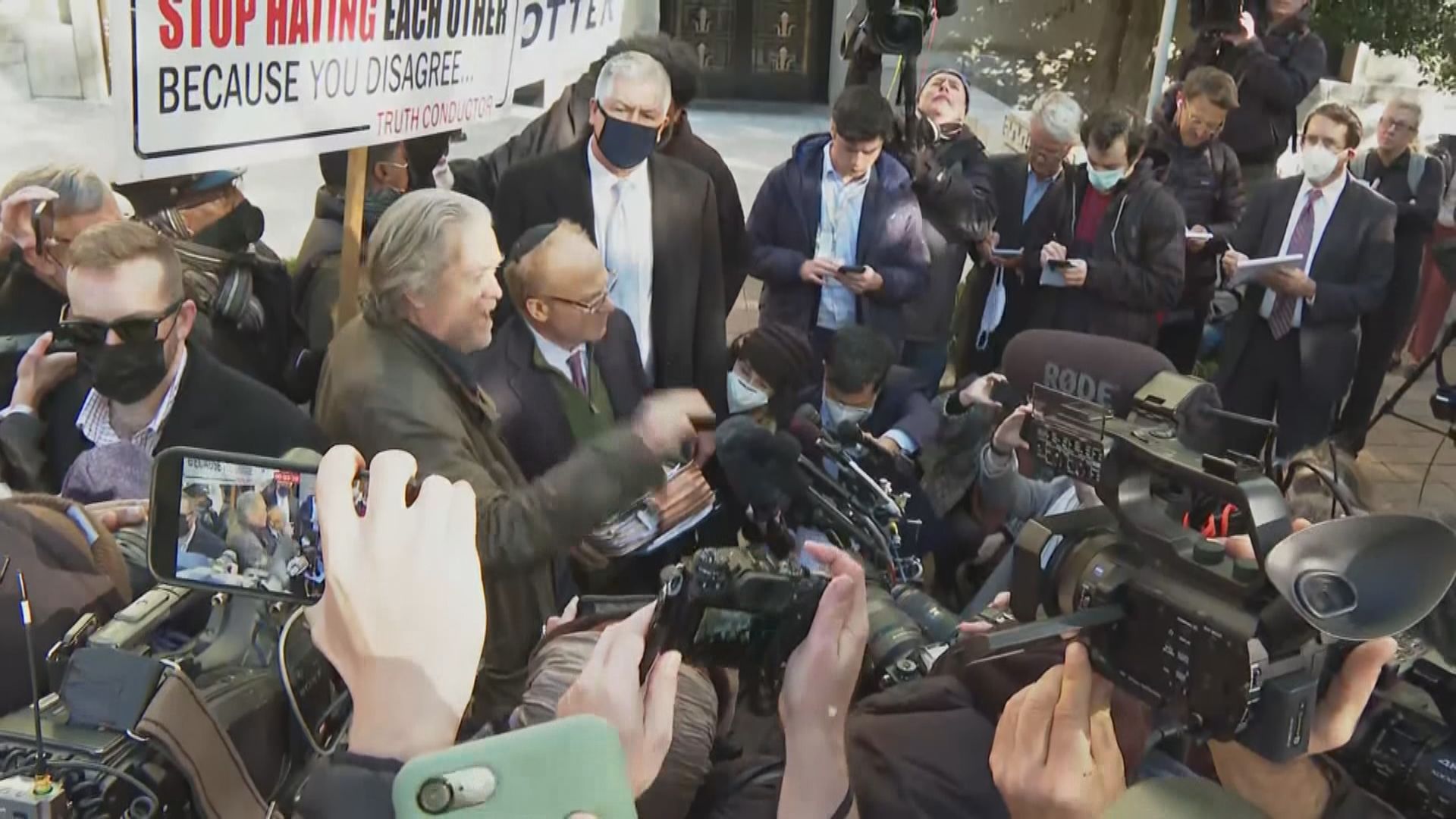 白宮前首席顧問班農自首　就藐視國會控罪出庭