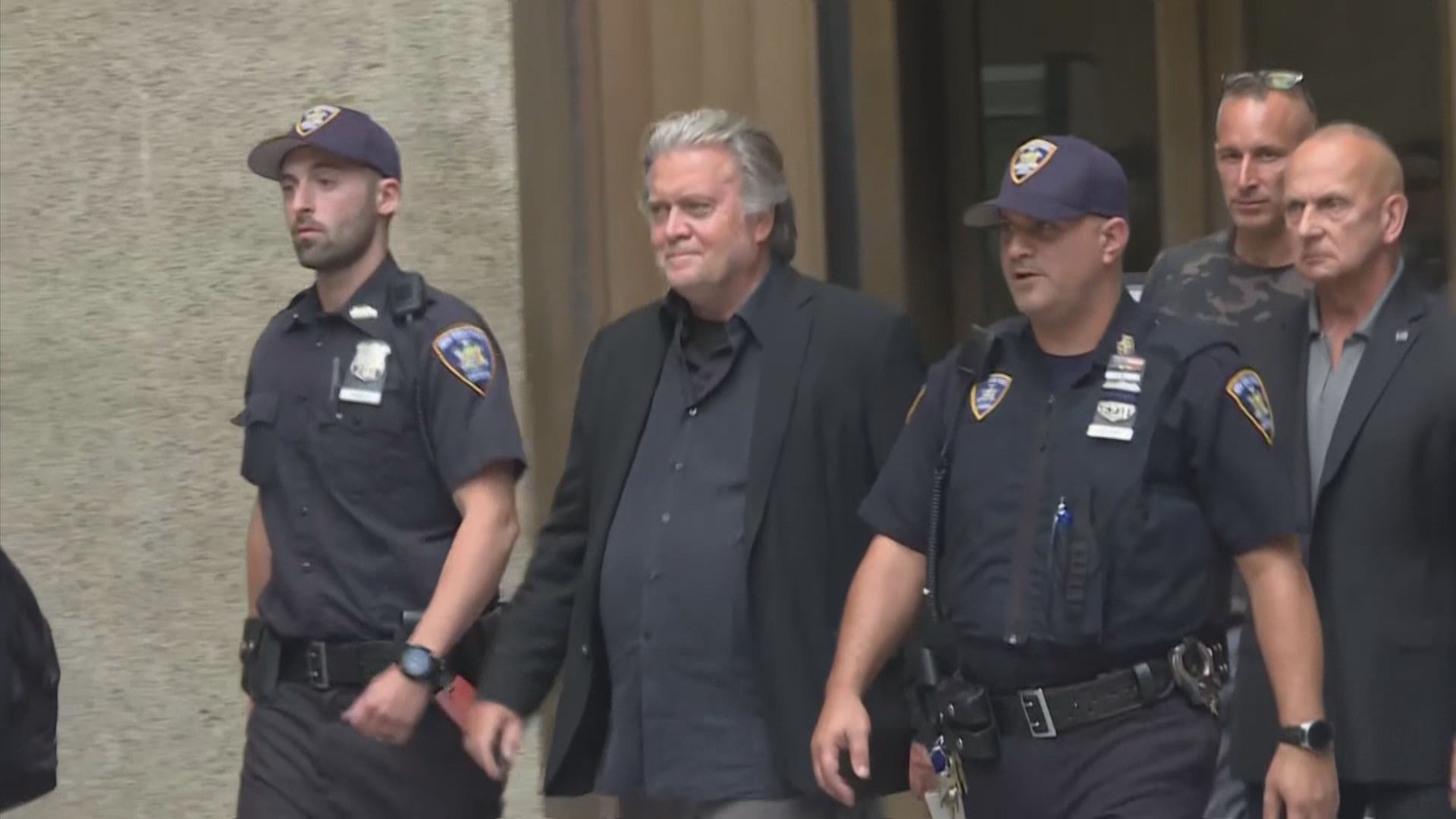 班農被控洗錢及欺詐等罪 被帶到紐約法院提堂