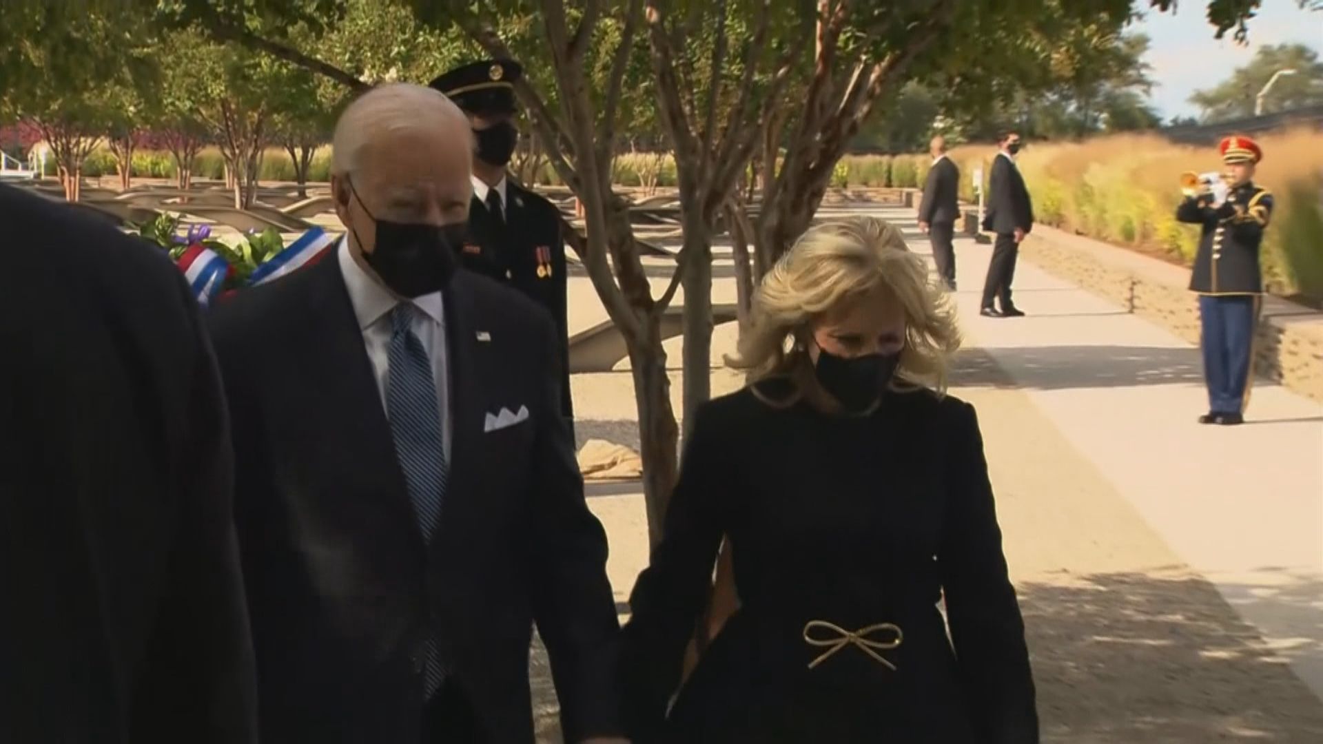 拜登到賓夕法尼亞州及五角大樓獻花悼念死者