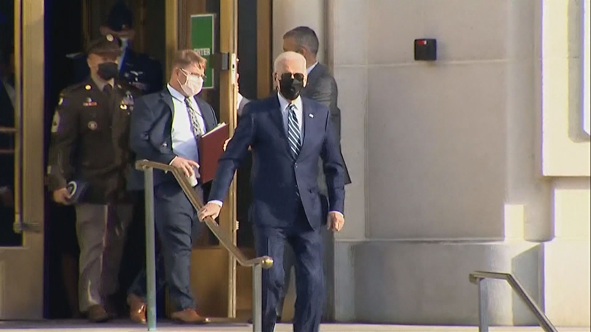 拜登完成大腸鏡檢查　總統權力一度移交賀錦麗