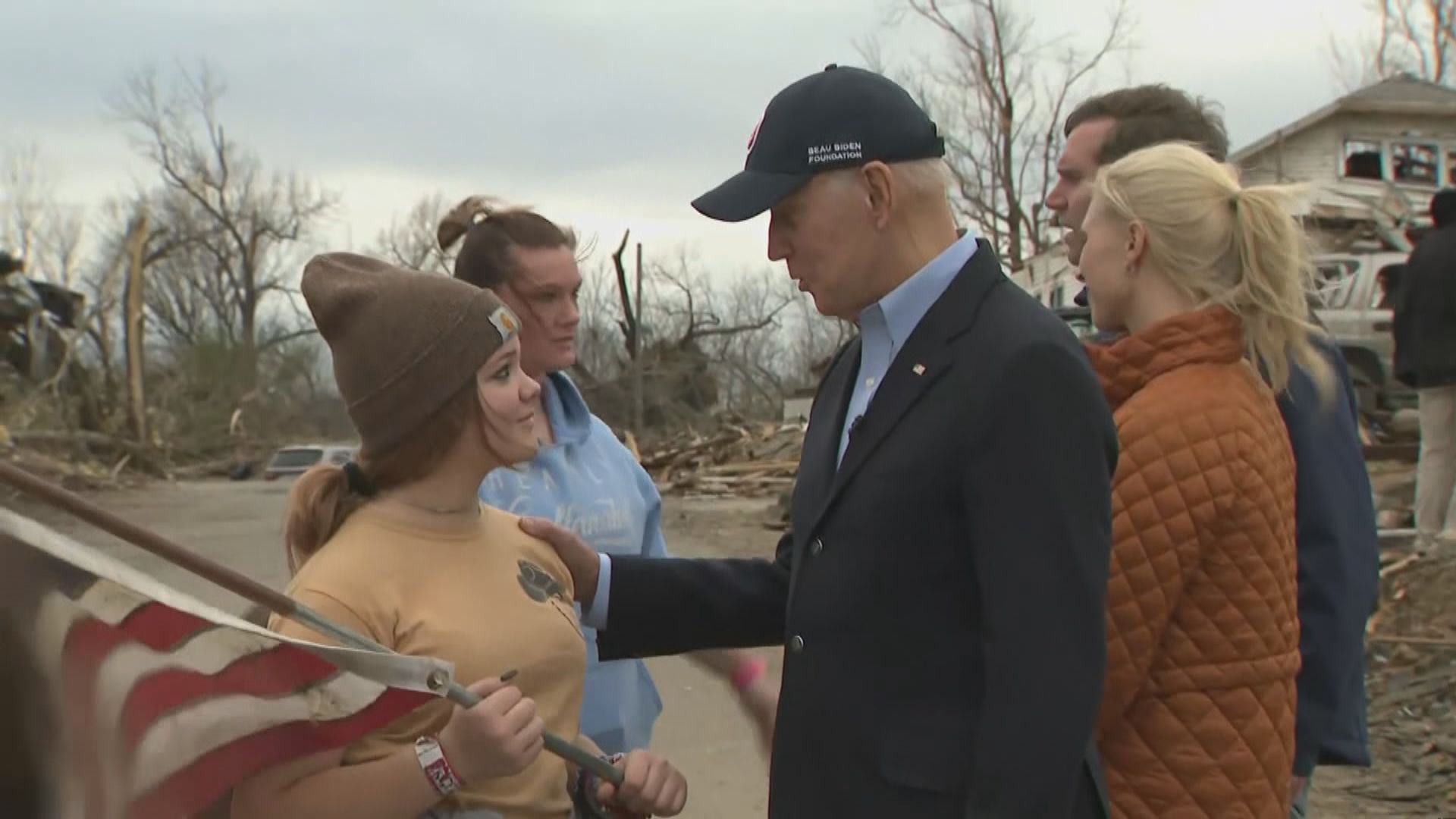 拜登到肯塔基州龍捲風災區視察