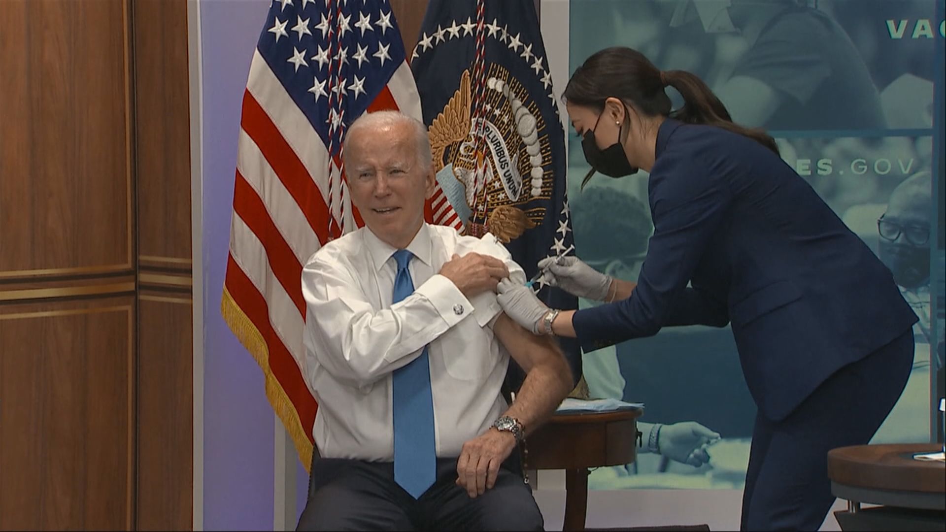 拜登接種新冠二價疫苗