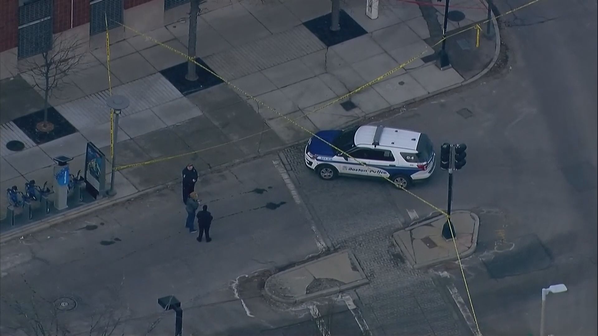 美國一名女人及兩名小童聖誕節伏屍行人路上