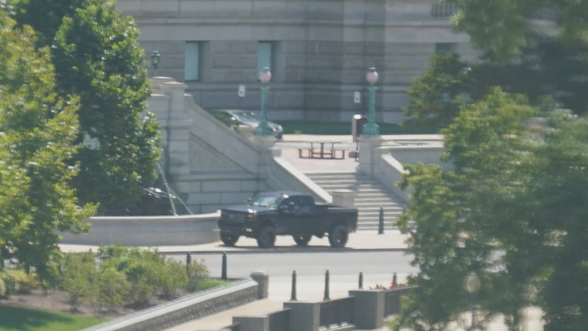 華盛頓國會山莊外男子聲稱有炸彈其後投降被捕