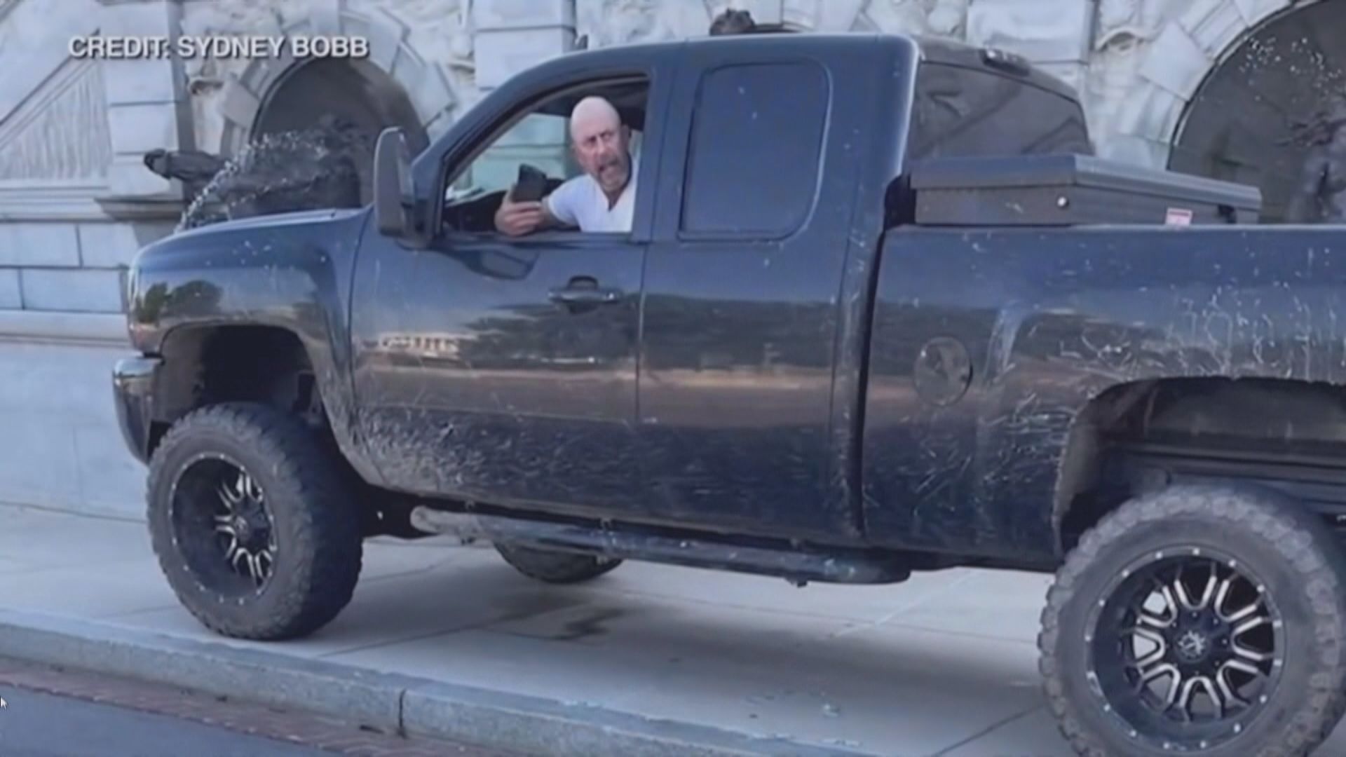 美國國會山莊外聲稱有炸彈男子投降