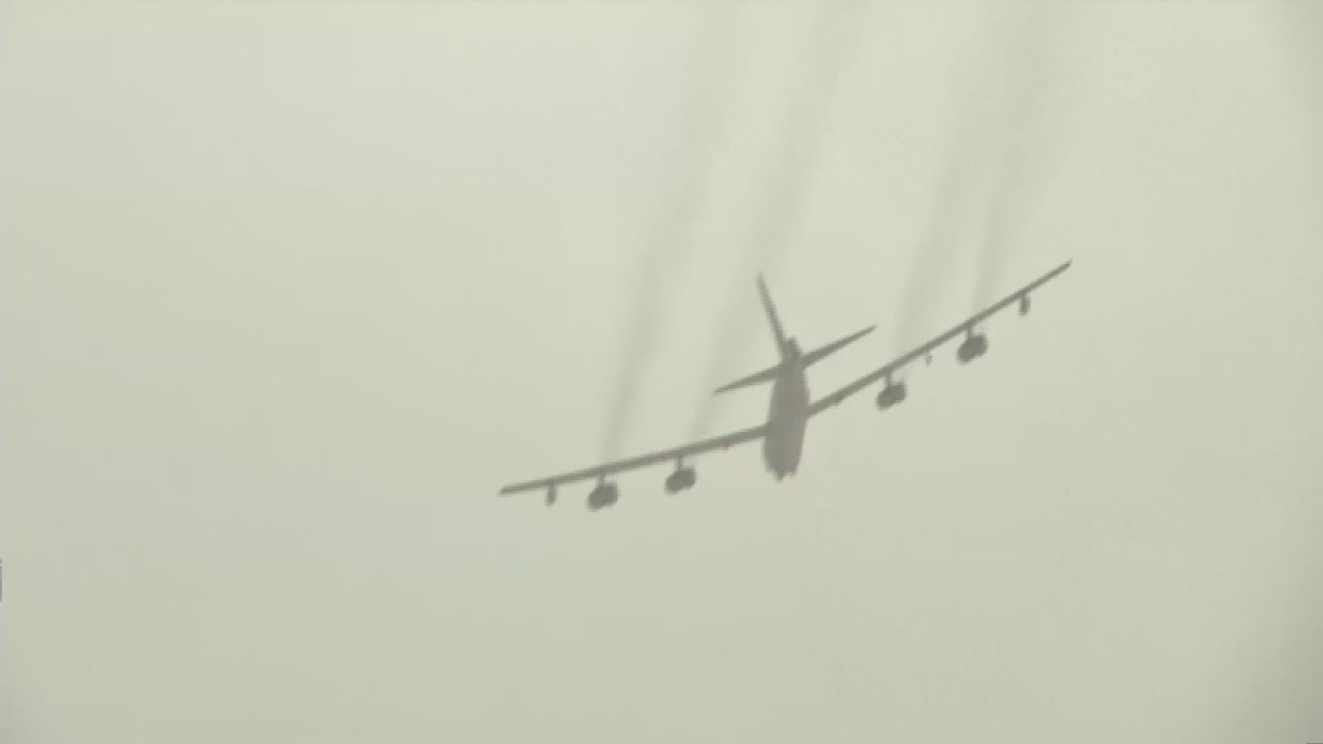 美軍兩架轟炸機飛越南海空域