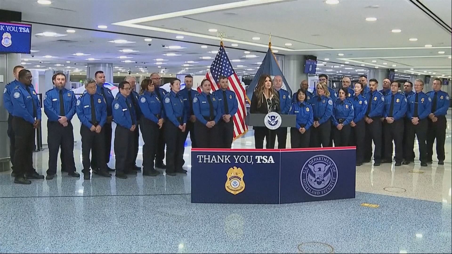 美國機場部分員工獲發1萬美元獎金　表揚停擺期間表現