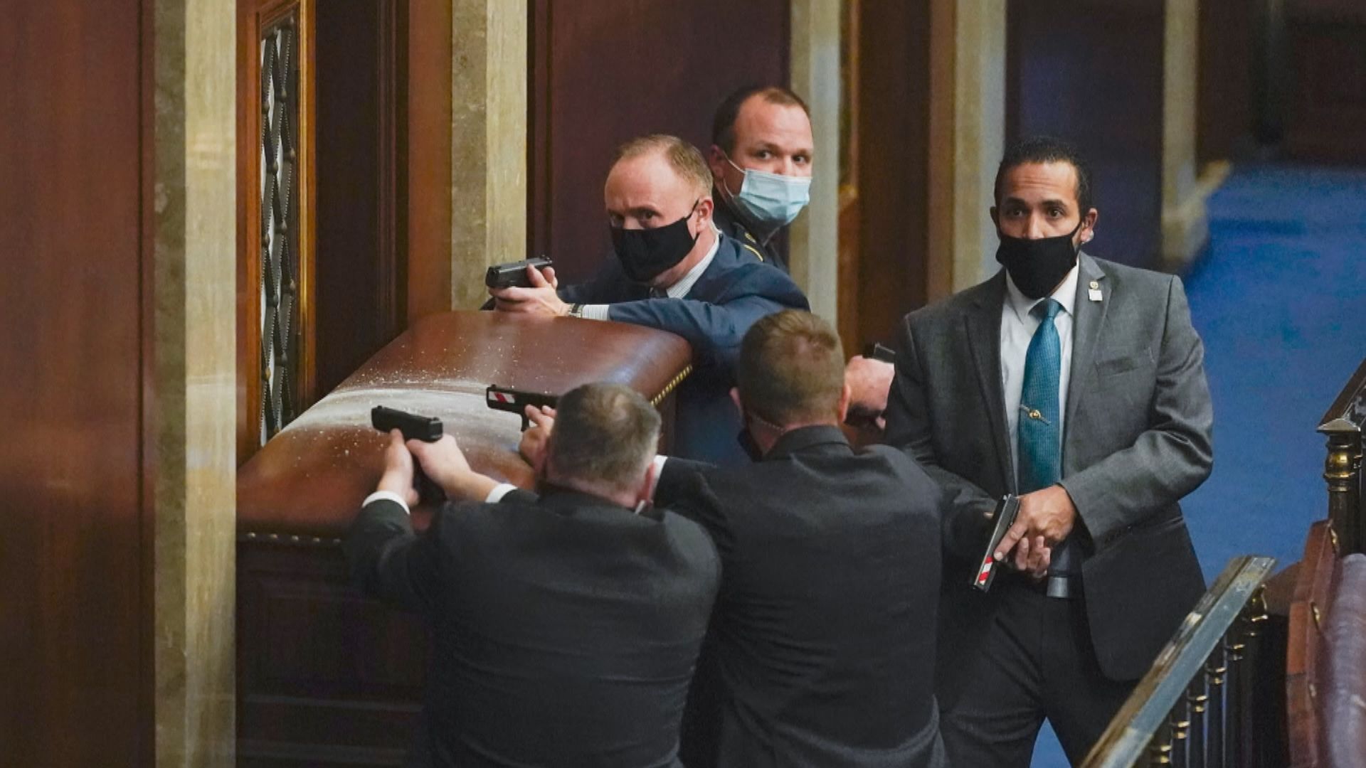 闖國會女示威者遭便衣警槍斃　報道指死者為特朗普忠實支持者