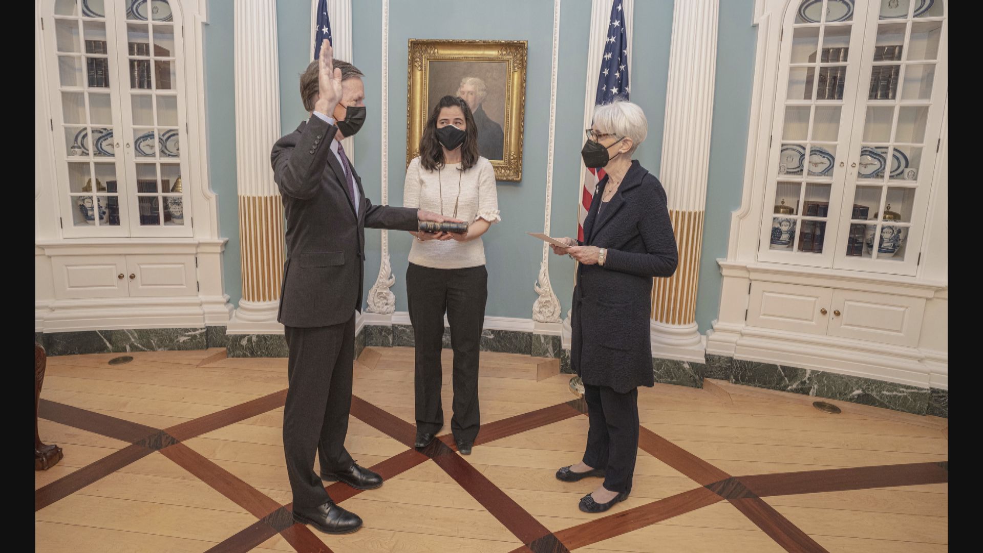 美國新任駐華大使伯恩斯宣誓就職