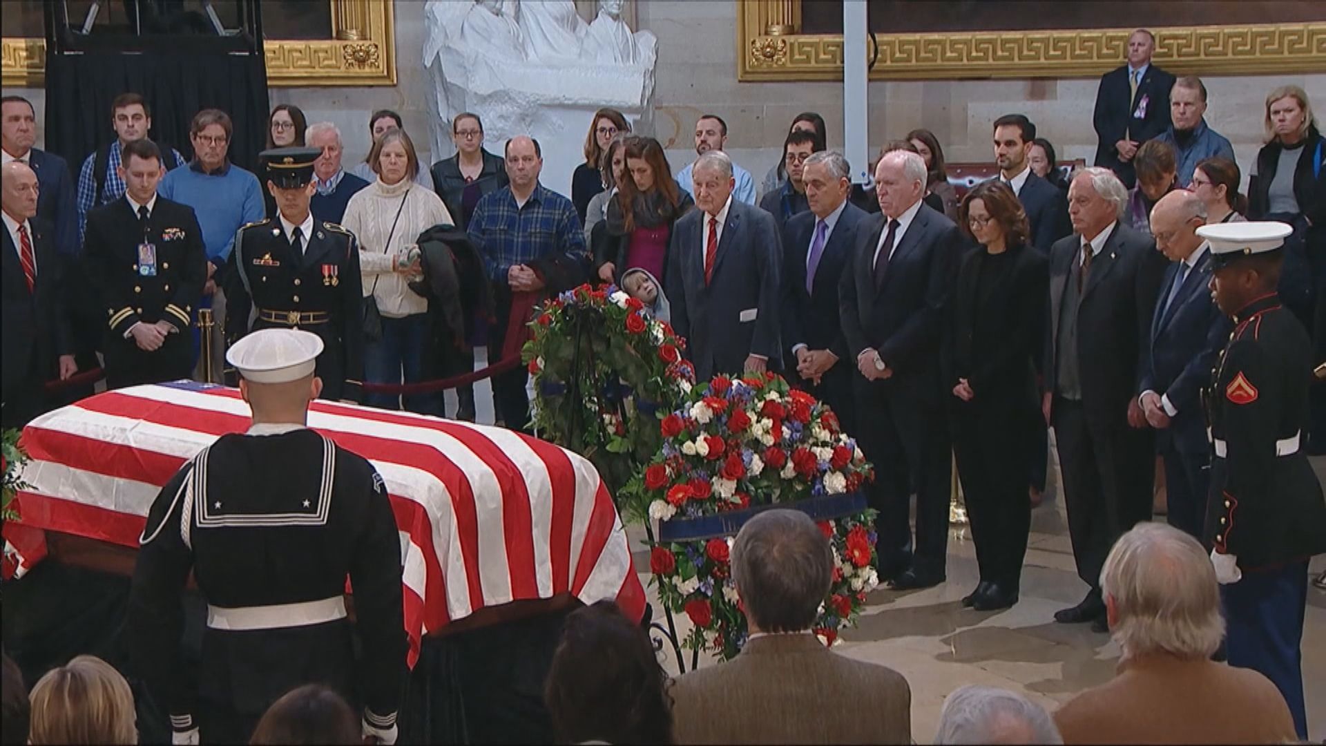 大批美國民眾瞻仰老布殊靈柩