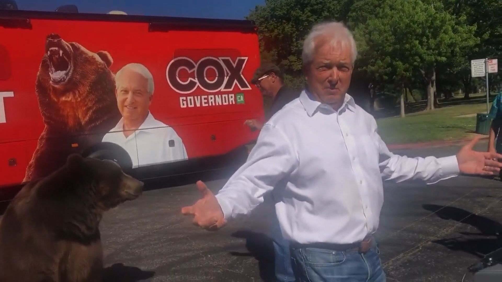 加州商人考克斯帶棕熊競選宣傳　惹來動物權益批評