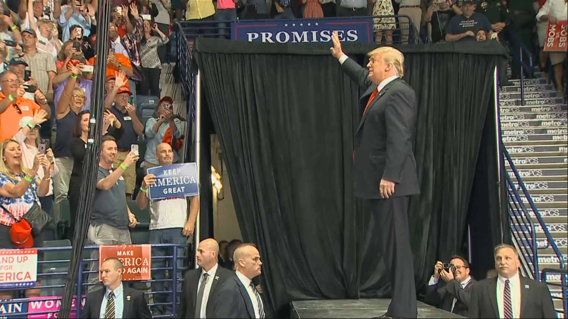 特朗普穿梭八州拉票聚焦移民爭議