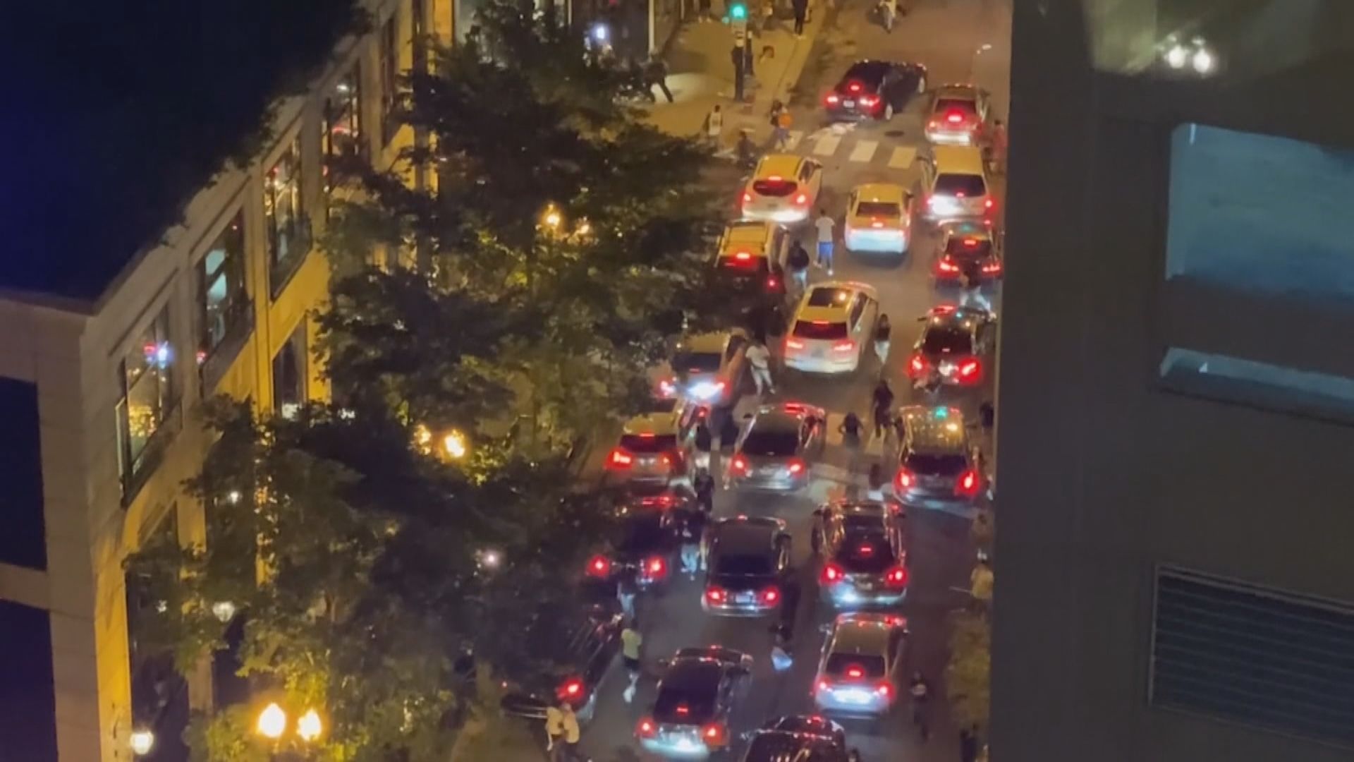 芝加哥市中心遭搶掠和破壞　逾百人被捕