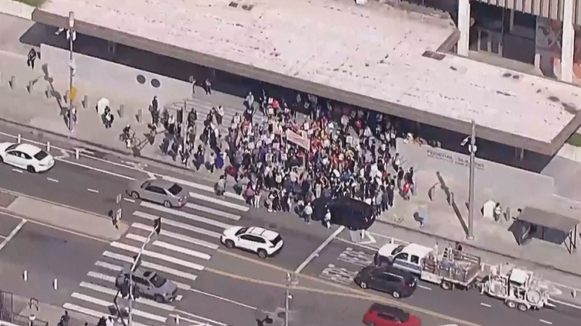 洛杉磯市民不滿移民局執法拘逾40非法移民及黑工　抗議期間觸發警民衝突