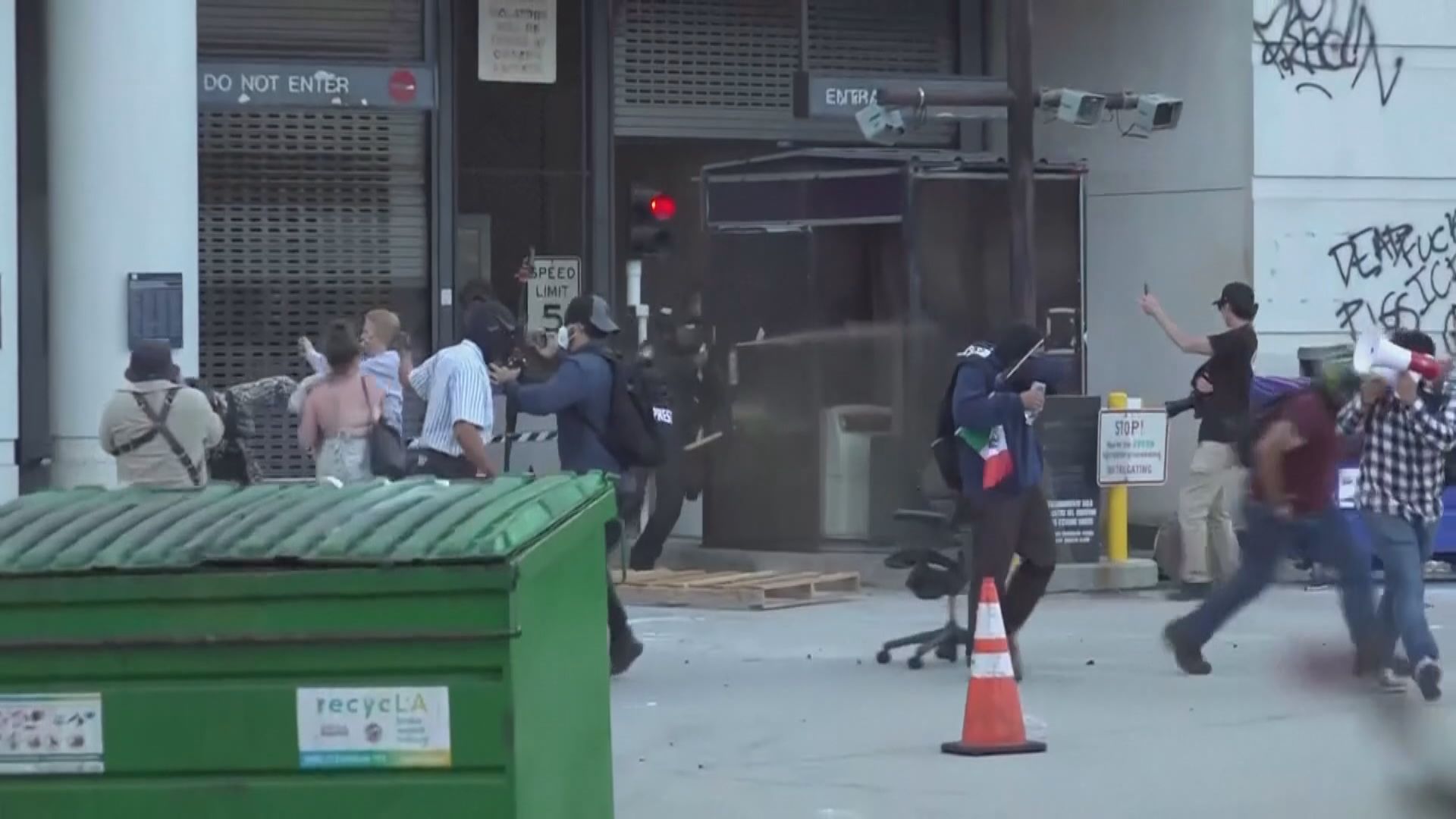 當局繼續在洛杉磯搜捕非法移民　與示威者再爆發衝突