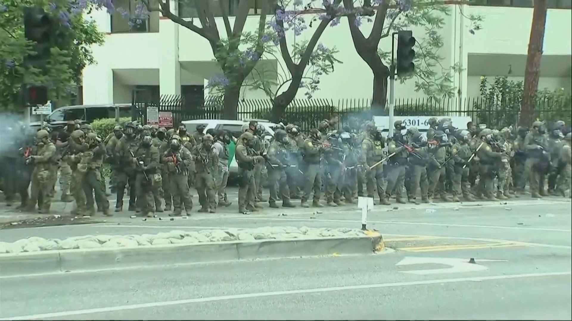 美國洛杉磯搜捕非法移民再度引發衝突　特朗普派遣二千名國民警衛軍支援行動