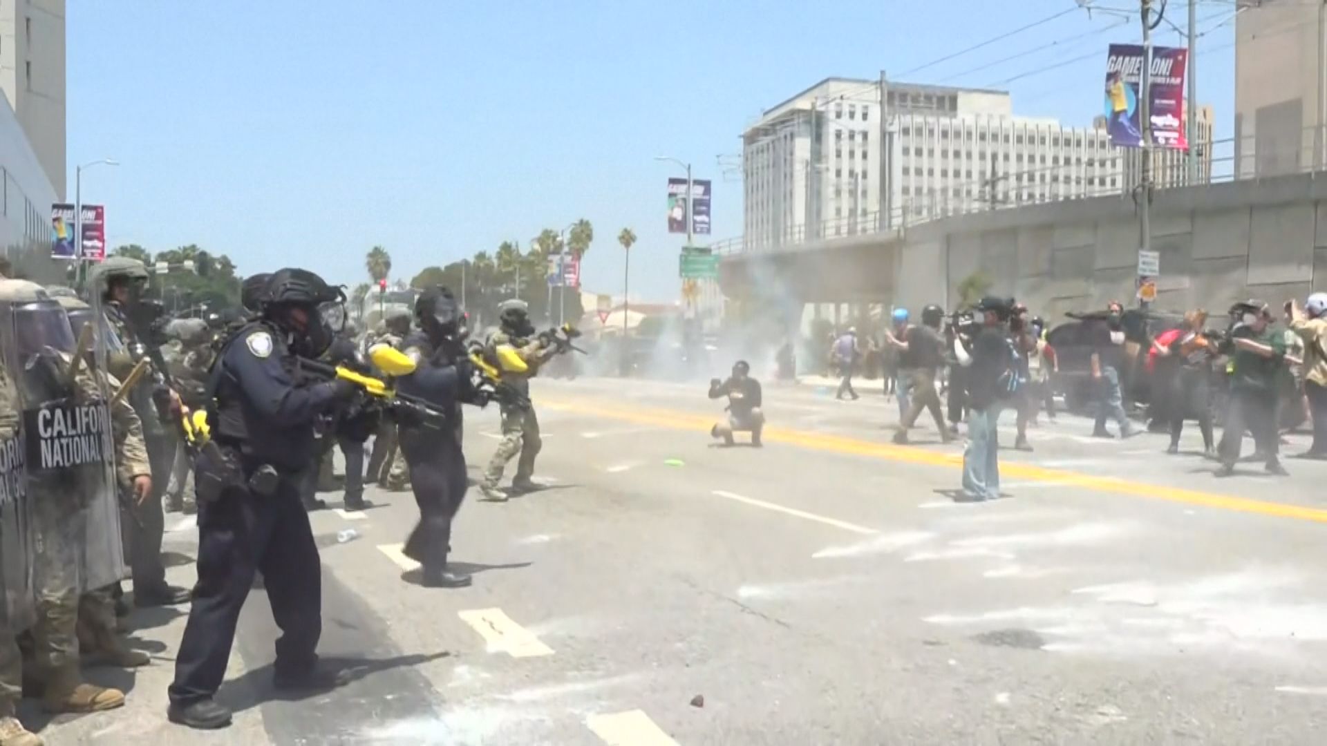 美國民警衛軍進駐洛杉磯　與示威民眾爆發衝突