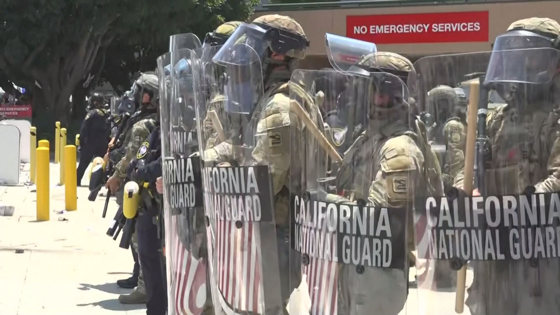 國民警衛軍進駐洛杉磯致衝突升級　放催淚彈射膠子彈圖驅散示威者