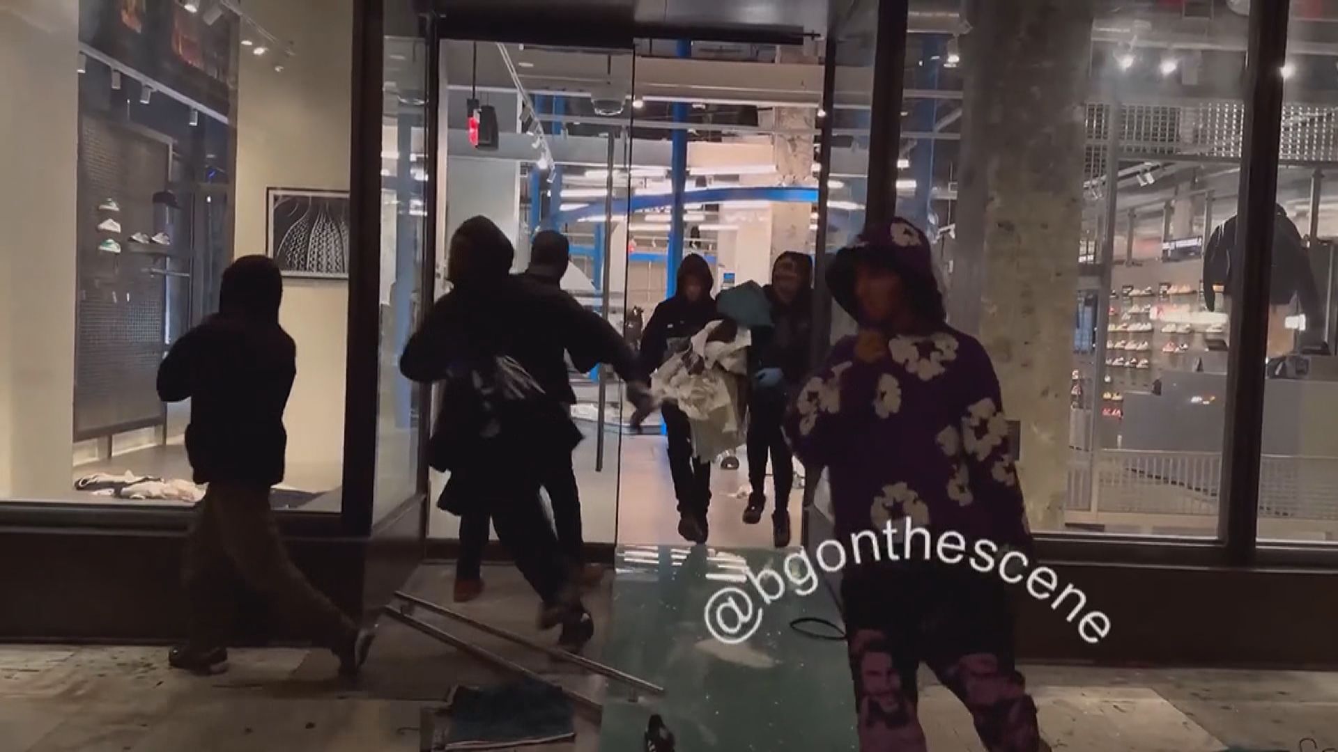 洛杉磯示威持續　多間店舖入夜後遭搶掠破壞　過百人被捕