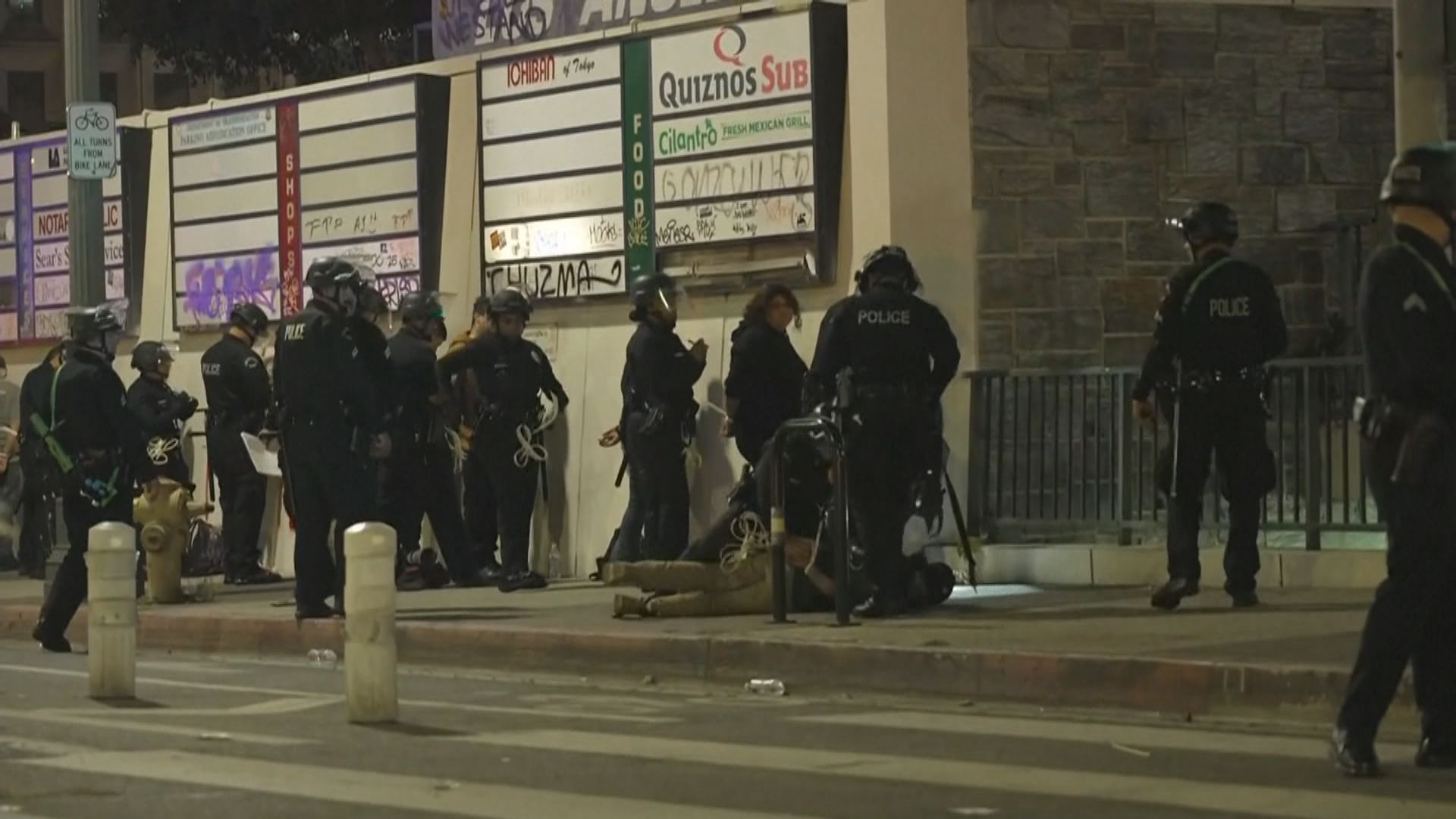 洛杉磯部分地區宵禁　警方清場驅散示威者多人被捕