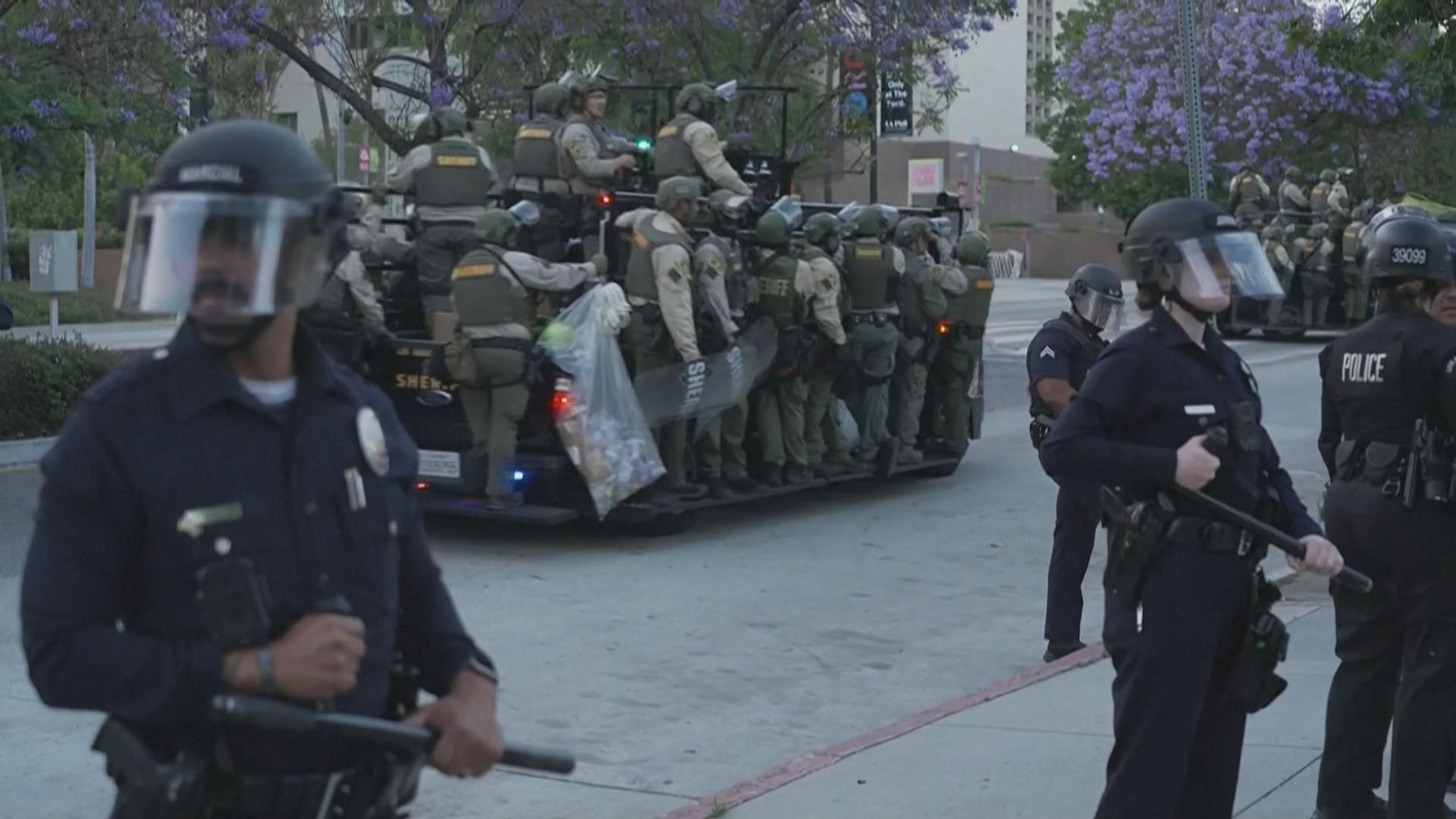 美國反搜捕移民示威席捲多地　海軍陸戰隊員整裝待發洛杉磯執行任務