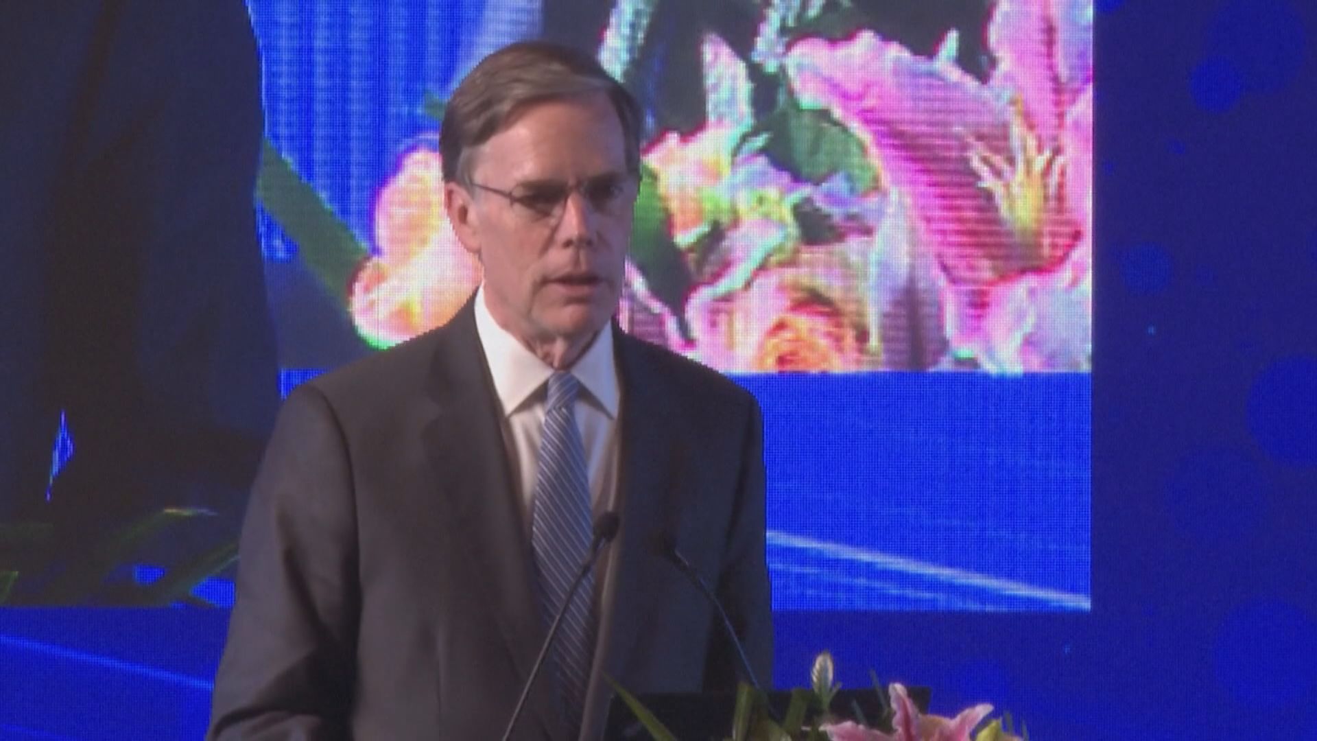 美國駐華大使伯恩斯：中美保持軍事等層面溝通避免衝突