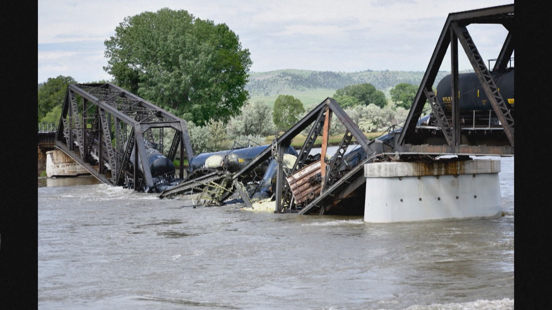 美國蒙大拿州貨運列車因橋樑倒塌洩漏瀝青及硫磺