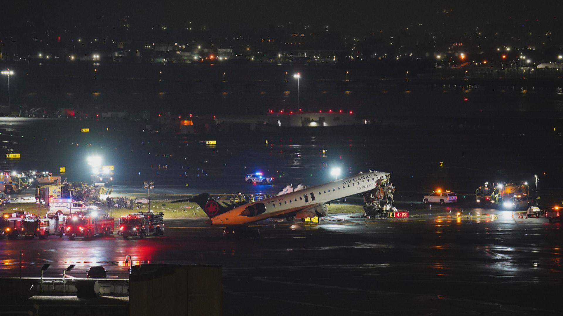 加拿大快運航空客機在紐約拉瓜迪亞機場與車相撞　據報至少兩死